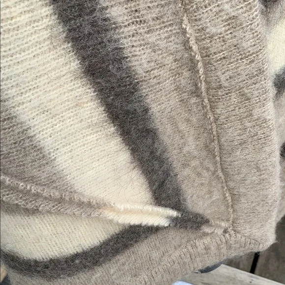 Vintage Hilda Ltd Hooled Poncho - Fuzzy Wool Statement Piece - Picture 10 of 13